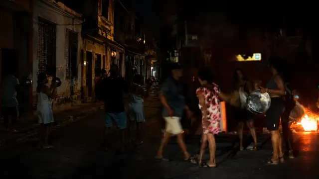 Imagen de Cacerolazo en Plaza de la Revolución: las cazuelas suenan a metros del poder cubano