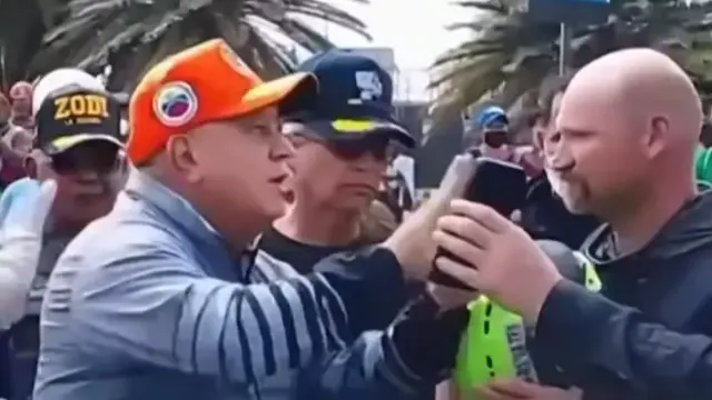 Imagen de El tenso cara a cara entre Diosdado Cabello y un rescatista de EE.UU. en la zona del terremoto